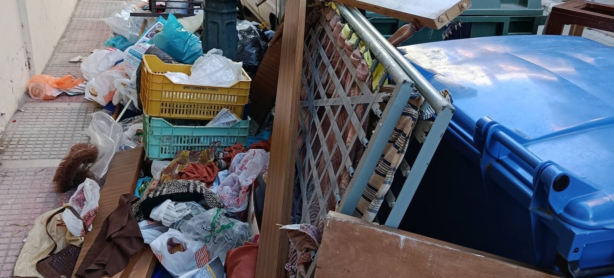 Λουτράκι: Μπάζα ανακαίνισης σε πεζοδρόμιο – Αιχμές Αθανάσιου Μουζάκη
